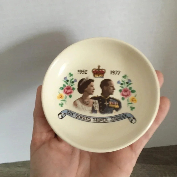 Queen Elizabeth II Silver Jubilee  commemorative dish - Picture 3 of 4